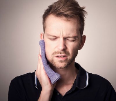 , Opuchlizna po implantacji zęba – czy jest się czym martwić?